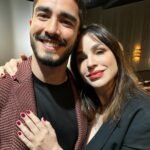 Larissa Bracher Instagram - Lançamento do filme “A Confissão”, último da trilogia sobre o crime que mobilizou o país, o caso Richtoffen. Fiz a Preparação de elenco dos 3!! Nesse último, tb, a coordenação de intimidade. Me comove muito estar com a equipe vendo o resultado na telona! Me emociona o jeito que especialmente, o elenco, vem falar comigo. Só Nós sabemos o que foi estruturado em sala de ensaio e que ficou nos personagens. Lembro de cada filmagem, cada respiração, cada gesto, cada “mais daquilo”, “menos disso”, “vai fundo”, “aposta no q está fazendo”, “mais energia aqui”, “mais jogado fora acolá”, “fica de mãos dadas comigo”, “vc vai conseguir”… !o trabalho da preparação é silencioso e invisível ao grande público. É um trabalho estruturante, ligado diretamente ao que se vê nas telas, à direção de atores, porém, suas linhas e manobras permanecem impalpáveis e inaudíveis. O figurino se vê, a direção de arte se vê, o visagismo se vê. A preparação não. somos uma função cada vez mais necessária. Obrigada a toda equipe maravilhosa desse filme!!! Obrigada em especial ao elenco. A cada um de vcs que veio me abraçar num dia tao importante! O filme está maravilhoso! Parabéns @santaritafilmes @mauricioeca @ilanacasoy @raphael_montes @dedourado @nicole.nativa @mbritobeauty @galeriadistribuidora @amazonprime meu agradecimento especial à minha amiga @lugalvao_beauty que me arrumou p essa noite, e meu amor @paulinhomoska