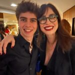Larissa Bracher Instagram - Lançamento do filme “A Confissão”, último da trilogia sobre o crime que mobilizou o país, o caso Richtoffen. Fiz a Preparação de elenco dos 3!! Nesse último, tb, a coordenação de intimidade. Me comove muito estar com a equipe vendo o resultado na telona! Me emociona o jeito que especialmente, o elenco, vem falar comigo. Só Nós sabemos o que foi estruturado em sala de ensaio e que ficou nos personagens. Lembro de cada filmagem, cada respiração, cada gesto, cada “mais daquilo”, “menos disso”, “vai fundo”, “aposta no q está fazendo”, “mais energia aqui”, “mais jogado fora acolá”, “fica de mãos dadas comigo”, “vc vai conseguir”… !o trabalho da preparação é silencioso e invisível ao grande público. É um trabalho estruturante, ligado diretamente ao que se vê nas telas, à direção de atores, porém, suas linhas e manobras permanecem impalpáveis e inaudíveis. O figurino se vê, a direção de arte se vê, o visagismo se vê. A preparação não. somos uma função cada vez mais necessária. Obrigada a toda equipe maravilhosa desse filme!!! Obrigada em especial ao elenco. A cada um de vcs que veio me abraçar num dia tao importante! O filme está maravilhoso! Parabéns @santaritafilmes @mauricioeca @ilanacasoy @raphael_montes @dedourado @nicole.nativa @mbritobeauty @galeriadistribuidora @amazonprime meu agradecimento especial à minha amiga @lugalvao_beauty que me arrumou p essa noite, e meu amor @paulinhomoska