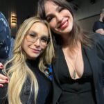Larissa Bracher Instagram - Lançamento do filme “A Confissão”, último da trilogia sobre o crime que mobilizou o país, o caso Richtoffen. Fiz a Preparação de elenco dos 3!! Nesse último, tb, a coordenação de intimidade. Me comove muito estar com a equipe vendo o resultado na telona! Me emociona o jeito que especialmente, o elenco, vem falar comigo. Só Nós sabemos o que foi estruturado em sala de ensaio e que ficou nos personagens. Lembro de cada filmagem, cada respiração, cada gesto, cada “mais daquilo”, “menos disso”, “vai fundo”, “aposta no q está fazendo”, “mais energia aqui”, “mais jogado fora acolá”, “fica de mãos dadas comigo”, “vc vai conseguir”… !o trabalho da preparação é silencioso e invisível ao grande público. É um trabalho estruturante, ligado diretamente ao que se vê nas telas, à direção de atores, porém, suas linhas e manobras permanecem impalpáveis e inaudíveis. O figurino se vê, a direção de arte se vê, o visagismo se vê. A preparação não. somos uma função cada vez mais necessária. Obrigada a toda equipe maravilhosa desse filme!!! Obrigada em especial ao elenco. A cada um de vcs que veio me abraçar num dia tao importante! O filme está maravilhoso! Parabéns @santaritafilmes @mauricioeca @ilanacasoy @raphael_montes @dedourado @nicole.nativa @mbritobeauty @galeriadistribuidora @amazonprime meu agradecimento especial à minha amiga @lugalvao_beauty que me arrumou p essa noite, e meu amor @paulinhomoska