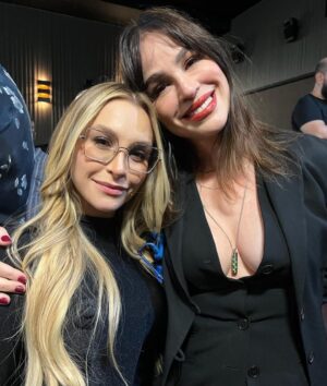 Larissa Bracher Instagram - Lançamento do filme “A Confissão”, último da trilogia sobre o crime que mobilizou o país, o caso Richtoffen. Fiz a Preparação de elenco dos 3!! Nesse último, tb, a coordenação de intimidade. Me comove muito estar com a equipe vendo o resultado na telona! Me emociona o jeito que especialmente, o elenco, vem falar comigo. Só Nós sabemos o que foi estruturado em sala de ensaio e que ficou nos personagens. Lembro de cada filmagem, cada respiração, cada gesto, cada “mais daquilo”, “menos disso”, “vai fundo”, “aposta no q está fazendo”, “mais energia aqui”, “mais jogado fora acolá”, “fica de mãos dadas comigo”, “vc vai conseguir”… !o trabalho da preparação é silencioso e invisível ao grande público. É um trabalho estruturante, ligado diretamente ao que se vê nas telas, à direção de atores, porém, suas linhas e manobras permanecem  impalpáveis e inaudíveis. O figurino se vê, a direção de arte se vê, o visagismo se vê. A preparação não.  somos uma função cada vez mais necessária. Obrigada a toda equipe maravilhosa desse filme!!! Obrigada em especial ao elenco. A cada um de vcs que veio me abraçar num dia tao importante! O filme está maravilhoso! Parabéns @santaritafilmes @mauricioeca @ilanacasoy @raphael_montes @dedourado @nicole.nativa @mbritobeauty @galeriadistribuidora @amazonprime meu agradecimento especial à minha amiga @lugalvao_beauty que me arrumou p essa noite,  e meu amor @paulinhomoska