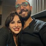 Larissa Bracher Instagram - Lançamento do filme “A Confissão”, último da trilogia sobre o crime que mobilizou o país, o caso Richtoffen. Fiz a Preparação de elenco dos 3!! Nesse último, tb, a coordenação de intimidade. Me comove muito estar com a equipe vendo o resultado na telona! Me emociona o jeito que especialmente, o elenco, vem falar comigo. Só Nós sabemos o que foi estruturado em sala de ensaio e que ficou nos personagens. Lembro de cada filmagem, cada respiração, cada gesto, cada “mais daquilo”, “menos disso”, “vai fundo”, “aposta no q está fazendo”, “mais energia aqui”, “mais jogado fora acolá”, “fica de mãos dadas comigo”, “vc vai conseguir”… !o trabalho da preparação é silencioso e invisível ao grande público. É um trabalho estruturante, ligado diretamente ao que se vê nas telas, à direção de atores, porém, suas linhas e manobras permanecem impalpáveis e inaudíveis. O figurino se vê, a direção de arte se vê, o visagismo se vê. A preparação não. somos uma função cada vez mais necessária. Obrigada a toda equipe maravilhosa desse filme!!! Obrigada em especial ao elenco. A cada um de vcs que veio me abraçar num dia tao importante! O filme está maravilhoso! Parabéns @santaritafilmes @mauricioeca @ilanacasoy @raphael_montes @dedourado @nicole.nativa @mbritobeauty @galeriadistribuidora @amazonprime meu agradecimento especial à minha amiga @lugalvao_beauty que me arrumou p essa noite, e meu amor @paulinhomoska