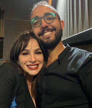 Larissa Bracher Instagram - Lançamento do filme “A Confissão”, último da trilogia sobre o crime que mobilizou o país, o caso Richtoffen. Fiz a Preparação de elenco dos 3!! Nesse último, tb, a coordenação de intimidade. Me comove muito estar com a equipe vendo o resultado na telona! Me emociona o jeito que especialmente, o elenco, vem falar comigo. Só Nós sabemos o que foi estruturado em sala de ensaio e que ficou nos personagens. Lembro de cada filmagem, cada respiração, cada gesto, cada “mais daquilo”, “menos disso”, “vai fundo”, “aposta no q está fazendo”, “mais energia aqui”, “mais jogado fora acolá”, “fica de mãos dadas comigo”, “vc vai conseguir”… !o trabalho da preparação é silencioso e invisível ao grande público. É um trabalho estruturante, ligado diretamente ao que se vê nas telas, à direção de atores, porém, suas linhas e manobras permanecem  impalpáveis e inaudíveis. O figurino se vê, a direção de arte se vê, o visagismo se vê. A preparação não.  somos uma função cada vez mais necessária. Obrigada a toda equipe maravilhosa desse filme!!! Obrigada em especial ao elenco. A cada um de vcs que veio me abraçar num dia tao importante! O filme está maravilhoso! Parabéns @santaritafilmes @mauricioeca @ilanacasoy @raphael_montes @dedourado @nicole.nativa @mbritobeauty @galeriadistribuidora @amazonprime meu agradecimento especial à minha amiga @lugalvao_beauty que me arrumou p essa noite,  e meu amor @paulinhomoska