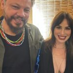 Larissa Bracher Instagram - Lançamento do filme “A Confissão”, último da trilogia sobre o crime que mobilizou o país, o caso Richtoffen. Fiz a Preparação de elenco dos 3!! Nesse último, tb, a coordenação de intimidade. Me comove muito estar com a equipe vendo o resultado na telona! Me emociona o jeito que especialmente, o elenco, vem falar comigo. Só Nós sabemos o que foi estruturado em sala de ensaio e que ficou nos personagens. Lembro de cada filmagem, cada respiração, cada gesto, cada “mais daquilo”, “menos disso”, “vai fundo”, “aposta no q está fazendo”, “mais energia aqui”, “mais jogado fora acolá”, “fica de mãos dadas comigo”, “vc vai conseguir”… !o trabalho da preparação é silencioso e invisível ao grande público. É um trabalho estruturante, ligado diretamente ao que se vê nas telas, à direção de atores, porém, suas linhas e manobras permanecem impalpáveis e inaudíveis. O figurino se vê, a direção de arte se vê, o visagismo se vê. A preparação não. somos uma função cada vez mais necessária. Obrigada a toda equipe maravilhosa desse filme!!! Obrigada em especial ao elenco. A cada um de vcs que veio me abraçar num dia tao importante! O filme está maravilhoso! Parabéns @santaritafilmes @mauricioeca @ilanacasoy @raphael_montes @dedourado @nicole.nativa @mbritobeauty @galeriadistribuidora @amazonprime meu agradecimento especial à minha amiga @lugalvao_beauty que me arrumou p essa noite, e meu amor @paulinhomoska