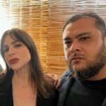Larissa Bracher Instagram - Lançamento do filme “A Confissão”, último da trilogia sobre o crime que mobilizou o país, o caso Richtoffen. Fiz a Preparação de elenco dos 3!! Nesse último, tb, a coordenação de intimidade. Me comove muito estar com a equipe vendo o resultado na telona! Me emociona o jeito que especialmente, o elenco, vem falar comigo. Só Nós sabemos o que foi estruturado em sala de ensaio e que ficou nos personagens. Lembro de cada filmagem, cada respiração, cada gesto, cada “mais daquilo”, “menos disso”, “vai fundo”, “aposta no q está fazendo”, “mais energia aqui”, “mais jogado fora acolá”, “fica de mãos dadas comigo”, “vc vai conseguir”… !o trabalho da preparação é silencioso e invisível ao grande público. É um trabalho estruturante, ligado diretamente ao que se vê nas telas, à direção de atores, porém, suas linhas e manobras permanecem impalpáveis e inaudíveis. O figurino se vê, a direção de arte se vê, o visagismo se vê. A preparação não. somos uma função cada vez mais necessária. Obrigada a toda equipe maravilhosa desse filme!!! Obrigada em especial ao elenco. A cada um de vcs que veio me abraçar num dia tao importante! O filme está maravilhoso! Parabéns @santaritafilmes @mauricioeca @ilanacasoy @raphael_montes @dedourado @nicole.nativa @mbritobeauty @galeriadistribuidora @amazonprime meu agradecimento especial à minha amiga @lugalvao_beauty que me arrumou p essa noite, e meu amor @paulinhomoska