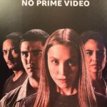 Larissa Bracher Instagram - Lançamento do filme “A Confissão”, último da trilogia sobre o crime que mobilizou o país, o caso Richtoffen. Fiz a Preparação de elenco dos 3!! Nesse último, tb, a coordenação de intimidade. Me comove muito estar com a equipe vendo o resultado na telona! Me emociona o jeito que especialmente, o elenco, vem falar comigo. Só Nós sabemos o que foi estruturado em sala de ensaio e que ficou nos personagens. Lembro de cada filmagem, cada respiração, cada gesto, cada “mais daquilo”, “menos disso”, “vai fundo”, “aposta no q está fazendo”, “mais energia aqui”, “mais jogado fora acolá”, “fica de mãos dadas comigo”, “vc vai conseguir”… !o trabalho da preparação é silencioso e invisível ao grande público. É um trabalho estruturante, ligado diretamente ao que se vê nas telas, à direção de atores, porém, suas linhas e manobras permanecem impalpáveis e inaudíveis. O figurino se vê, a direção de arte se vê, o visagismo se vê. A preparação não. somos uma função cada vez mais necessária. Obrigada a toda equipe maravilhosa desse filme!!! Obrigada em especial ao elenco. A cada um de vcs que veio me abraçar num dia tao importante! O filme está maravilhoso! Parabéns @santaritafilmes @mauricioeca @ilanacasoy @raphael_montes @dedourado @nicole.nativa @mbritobeauty @galeriadistribuidora @amazonprime meu agradecimento especial à minha amiga @lugalvao_beauty que me arrumou p essa noite, e meu amor @paulinhomoska