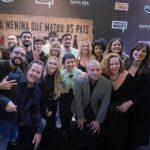 Larissa Bracher Instagram - Lançamento do filme “A Confissão”, último da trilogia sobre o crime que mobilizou o país, o caso Richtoffen. Fiz a Preparação de elenco dos 3!! Nesse último, tb, a coordenação de intimidade. Me comove muito estar com a equipe vendo o resultado na telona! Me emociona o jeito que especialmente, o elenco, vem falar comigo. Só Nós sabemos o que foi estruturado em sala de ensaio e que ficou nos personagens. Lembro de cada filmagem, cada respiração, cada gesto, cada “mais daquilo”, “menos disso”, “vai fundo”, “aposta no q está fazendo”, “mais energia aqui”, “mais jogado fora acolá”, “fica de mãos dadas comigo”, “vc vai conseguir”… !o trabalho da preparação é silencioso e invisível ao grande público. É um trabalho estruturante, ligado diretamente ao que se vê nas telas, à direção de atores, porém, suas linhas e manobras permanecem impalpáveis e inaudíveis. O figurino se vê, a direção de arte se vê, o visagismo se vê. A preparação não. somos uma função cada vez mais necessária. Obrigada a toda equipe maravilhosa desse filme!!! Obrigada em especial ao elenco. A cada um de vcs que veio me abraçar num dia tao importante! O filme está maravilhoso! Parabéns @santaritafilmes @mauricioeca @ilanacasoy @raphael_montes @dedourado @nicole.nativa @mbritobeauty @galeriadistribuidora @amazonprime meu agradecimento especial à minha amiga @lugalvao_beauty que me arrumou p essa noite, e meu amor @paulinhomoska