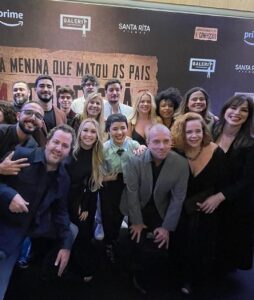 Larissa Bracher Instagram - Lançamento do filme “A Confissão”, último da trilogia sobre o crime que mobilizou o país, o caso Richtoffen. Fiz a Preparação de elenco dos 3!! Nesse último, tb, a coordenação de intimidade. Me comove muito estar com a equipe vendo o resultado na telona! Me emociona o jeito que especialmente, o elenco, vem falar comigo. Só Nós sabemos o que foi estruturado em sala de ensaio e que ficou nos personagens. Lembro de cada filmagem, cada respiração, cada gesto, cada “mais daquilo”, “menos disso”, “vai fundo”, “aposta no q está fazendo”, “mais energia aqui”, “mais jogado fora acolá”, “fica de mãos dadas comigo”, “vc vai conseguir”… !o trabalho da preparação é silencioso e invisível ao grande público. É um trabalho estruturante, ligado diretamente ao que se vê nas telas, à direção de atores, porém, suas linhas e manobras permanecem impalpáveis e inaudíveis. O figurino se vê, a direção de arte se vê, o visagismo se vê. A preparação não. somos uma função cada vez mais necessária. Obrigada a toda equipe maravilhosa desse filme!!! Obrigada em especial ao elenco. A cada um de vcs que veio me abraçar num dia tao importante! O filme está maravilhoso! Parabéns @santaritafilmes @mauricioeca @ilanacasoy @raphael_montes @dedourado @nicole.nativa @mbritobeauty @galeriadistribuidora @amazonprime meu agradecimento especial à minha amiga @lugalvao_beauty que me arrumou p essa noite, e meu amor @paulinhomoska