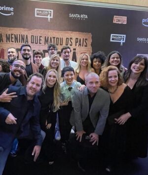 Larissa Bracher Instagram - Lançamento do filme “A Confissão”, último da trilogia sobre o crime que mobilizou o país, o caso Richtoffen. Fiz a Preparação de elenco dos 3!! Nesse último, tb, a coordenação de intimidade. Me comove muito estar com a equipe vendo o resultado na telona! Me emociona o jeito que especialmente, o elenco, vem falar comigo. Só Nós sabemos o que foi estruturado em sala de ensaio e que ficou nos personagens. Lembro de cada filmagem, cada respiração, cada gesto, cada “mais daquilo”, “menos disso”, “vai fundo”, “aposta no q está fazendo”, “mais energia aqui”, “mais jogado fora acolá”, “fica de mãos dadas comigo”, “vc vai conseguir”… !o trabalho da preparação é silencioso e invisível ao grande público. É um trabalho estruturante, ligado diretamente ao que se vê nas telas, à direção de atores, porém, suas linhas e manobras permanecem  impalpáveis e inaudíveis. O figurino se vê, a direção de arte se vê, o visagismo se vê. A preparação não.  somos uma função cada vez mais necessária. Obrigada a toda equipe maravilhosa desse filme!!! Obrigada em especial ao elenco. A cada um de vcs que veio me abraçar num dia tao importante! O filme está maravilhoso! Parabéns @santaritafilmes @mauricioeca @ilanacasoy @raphael_montes @dedourado @nicole.nativa @mbritobeauty @galeriadistribuidora @amazonprime meu agradecimento especial à minha amiga @lugalvao_beauty que me arrumou p essa noite,  e meu amor @paulinhomoska