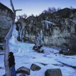 Larissa Bracher Instagram - Deitando nas paisagens Patagônicas.(cachoeira congelada e mirante de los condores em el chalten) #planking #patagonia #elchalten #fitzroy #calafate fotos @paulinhomoska