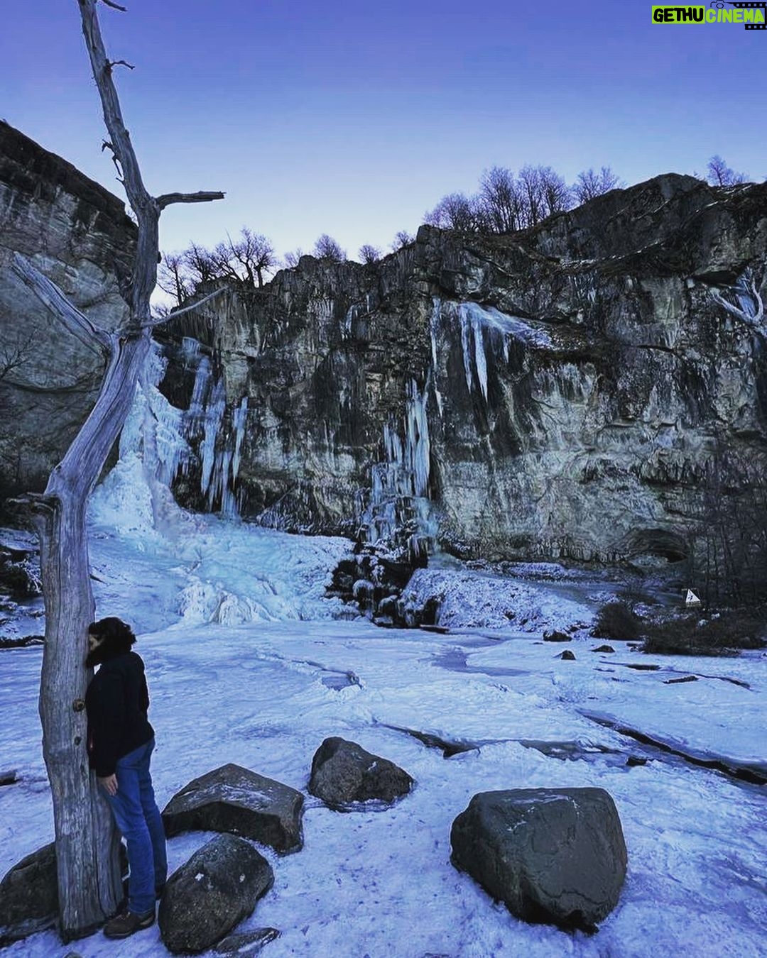 Larissa Bracher Instagram - Deitando nas paisagens Patagônicas.(cachoeira congelada e mirante de los condores em el chalten) #planking #patagonia #elchalten #fitzroy #calafate fotos @paulinhomoska