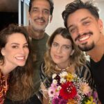 Larissa Bracher Instagram - Essa semana tive a alegria de atuar em uma série nova da @starplusbr . Meus trabalhos me levam a encontrar novos e antigos amigos, e a visitar e revisitar lugares incríveis. Tivemos gravações em Itacoatiara, lugar onde passei muitos verões e alegrias, na casa de uma amiga dos meus pais. Pra minha surpresa, onde era a base da produção?! Ali mesmo, naquele lugar onde achei nunca mais entrar, depois da morte dessa amiga. E de repente, lá estava eu, fazendo o que amo, com pessoas incríveis, em frente ao painel de peixes do artista Bianco. A vida é mesmo cheia de sincronias…obrigada à querida @vanveiga, pelo convite, a @gubonafe pela direção e alegria e @antonio.irivan pela condução harmoniosa da produção. #atriz #serie #audiovisual #starplusbr