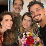 Larissa Bracher Instagram – Essa semana tive a alegria de atuar em uma série nova da @starplusbr . Meus trabalhos me levam a encontrar novos e antigos amigos, e a visitar e revisitar lugares incríveis. Tivemos gravações em Itacoatiara, lugar onde passei muitos verões e alegrias, na casa de uma amiga dos meus pais. Pra minha surpresa, onde era a base da produção?! Ali mesmo, naquele lugar onde achei nunca mais entrar, depois da morte dessa amiga. E de repente, lá estava eu, fazendo o que amo, com pessoas incríveis, em frente ao painel de peixes do artista Bianco.  A vida é mesmo cheia de sincronias…obrigada à querida @vanveiga, pelo convite, a @gubonafe pela direção e alegria e @antonio.irivan pela condução harmoniosa da produção. #atriz #serie #audiovisual #starplusbr