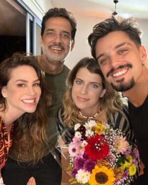 Larissa Bracher Instagram - Essa semana tive a alegria de atuar em uma série nova da @starplusbr . Meus trabalhos me levam a encontrar novos e antigos amigos, e a visitar e revisitar lugares incríveis. Tivemos gravações em Itacoatiara, lugar onde passei muitos verões e alegrias, na casa de uma amiga dos meus pais. Pra minha surpresa, onde era a base da produção?! Ali mesmo, naquele lugar onde achei nunca mais entrar, depois da morte dessa amiga. E de repente, lá estava eu, fazendo o que amo, com pessoas incríveis, em frente ao painel de peixes do artista Bianco.  A vida é mesmo cheia de sincronias…obrigada à querida @vanveiga, pelo convite, a @gubonafe pela direção e alegria e @antonio.irivan pela condução harmoniosa da produção. #atriz #serie #audiovisual #starplusbr