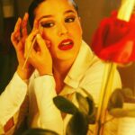 Larissa Bracher Instagram - Camarim… misto de emoções. Tudo em ebulição. O corpo se transforma para a empreitada de correr riscos diante da plateia. Vozerio, últimos detalhes, e mais algum retoque. Será que esqueci alguma coisa? Fulano veio hoje? Vamos fazer aquela fala diferente hoje. Ahh, o teatro! Viva essa arte milenar! Sou sua operária e curiosa de tudo que te cerca! #diamundialdoteatro (foto de @alissonprodlik nos bastidores da peça “geringonça” de @caiodeandradeteatro em 2003)