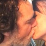 Larissa Bracher Instagram - Teria tanto pra escrever, tentando traduzir nosso encontro raro, mágico e potente, que deixo a tarefa com Valentim bebê. Esse é nosso slogan até hoje, minha paixão, meu parceiro, minha escuta e escolha, meu abraço, meu encaixe: “você é o meu amor”! (Ps: post atrasado de aniversário é minha cara..rs) te amo @paulinhomoska #amor