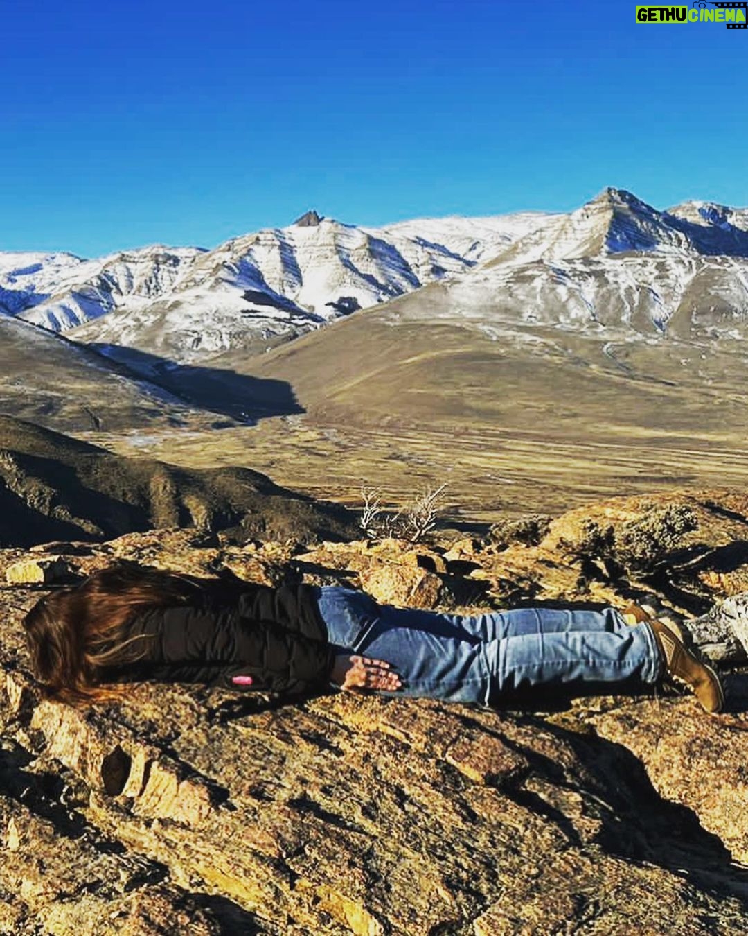 Larissa Bracher Instagram - Deitando nas paisagens Patagônicas.(cachoeira congelada e mirante de los condores em el chalten) #planking #patagonia #elchalten #fitzroy #calafate fotos @paulinhomoska
