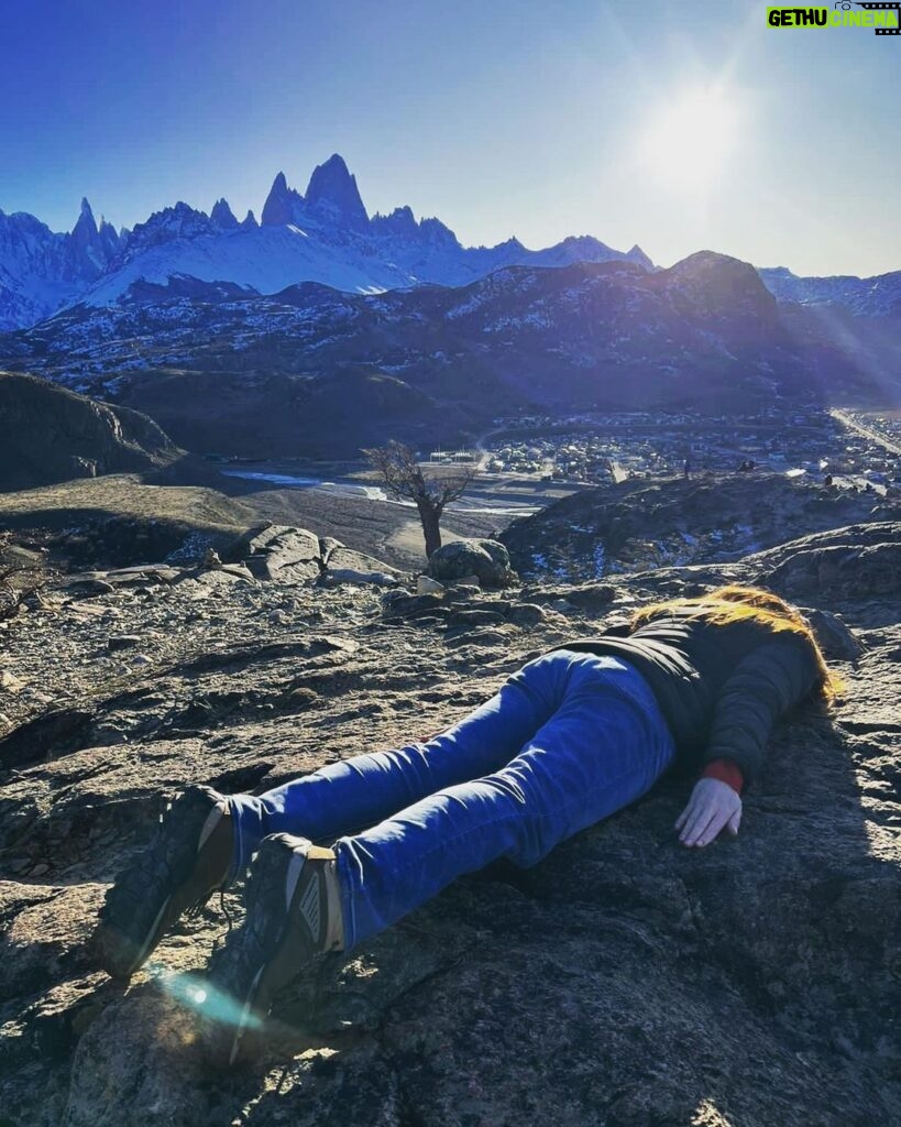 Larissa Bracher Instagram - Deitando nas paisagens Patagônicas.(cachoeira congelada e mirante de los condores em el chalten) #planking #patagonia #elchalten #fitzroy #calafate fotos @paulinhomoska