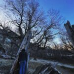 Larissa Bracher Instagram - Deitando nas paisagens Patagônicas.(cachoeira congelada e mirante de los condores em el chalten) #planking #patagonia #elchalten #fitzroy #calafate fotos @paulinhomoska
