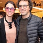 Larissa Bracher Instagram - Sou louca pelo @paulinhomoska e todo dia, pra gente, é dia dos enamorados há 15 anos. Meu parceiro nas artes, na administração da casa, da vida. Somos um casal que só melhora com o tempo. Dupla sem esforço, apaixonada, unida e cúmplice. Te escolheria mil vezes, meu amor. Obrigada ela dedicação, pela responsa, por vc ser exatamente como é! Vc é meu pote de ouro nessa vida e ter uma família com vc, é minha sorte! 👉♾️❤️ #diadosnamorados