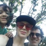 Larissa Bracher Instagram - Sou louca pelo @paulinhomoska e todo dia, pra gente, é dia dos enamorados há 15 anos. Meu parceiro nas artes, na administração da casa, da vida. Somos um casal que só melhora com o tempo. Dupla sem esforço, apaixonada, unida e cúmplice. Te escolheria mil vezes, meu amor. Obrigada ela dedicação, pela responsa, por vc ser exatamente como é! Vc é meu pote de ouro nessa vida e ter uma família com vc, é minha sorte! 👉♾️❤️ #diadosnamorados