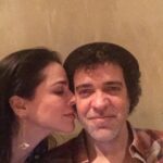 Larissa Bracher Instagram - Sou louca pelo @paulinhomoska e todo dia, pra gente, é dia dos enamorados há 15 anos. Meu parceiro nas artes, na administração da casa, da vida. Somos um casal que só melhora com o tempo. Dupla sem esforço, apaixonada, unida e cúmplice. Te escolheria mil vezes, meu amor. Obrigada ela dedicação, pela responsa, por vc ser exatamente como é! Vc é meu pote de ouro nessa vida e ter uma família com vc, é minha sorte! 👉♾️❤️ #diadosnamorados