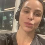 Larissa Bracher Instagram - Me dêem um fone, um monitor, um elenco talentoso e uma direção gentil pra verem como fico feliz!!! 😆 #preparacaodeatores #coordenadoradeintimidade #coordenaçãodeintimidade