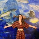 Larissa Bracher Instagram - Essa semana tive a alegria de atuar em uma série nova da @starplusbr . Meus trabalhos me levam a encontrar novos e antigos amigos, e a visitar e revisitar lugares incríveis. Tivemos gravações em Itacoatiara, lugar onde passei muitos verões e alegrias, na casa de uma amiga dos meus pais. Pra minha surpresa, onde era a base da produção?! Ali mesmo, naquele lugar onde achei nunca mais entrar, depois da morte dessa amiga. E de repente, lá estava eu, fazendo o que amo, com pessoas incríveis, em frente ao painel de peixes do artista Bianco. A vida é mesmo cheia de sincronias…obrigada à querida @vanveiga, pelo convite, a @gubonafe pela direção e alegria e @antonio.irivan pela condução harmoniosa da produção. #atriz #serie #audiovisual #starplusbr
