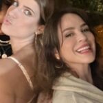 Larissa Bracher Instagram - Essa semana tive a alegria de atuar em uma série nova da @starplusbr . Meus trabalhos me levam a encontrar novos e antigos amigos, e a visitar e revisitar lugares incríveis. Tivemos gravações em Itacoatiara, lugar onde passei muitos verões e alegrias, na casa de uma amiga dos meus pais. Pra minha surpresa, onde era a base da produção?! Ali mesmo, naquele lugar onde achei nunca mais entrar, depois da morte dessa amiga. E de repente, lá estava eu, fazendo o que amo, com pessoas incríveis, em frente ao painel de peixes do artista Bianco. A vida é mesmo cheia de sincronias…obrigada à querida @vanveiga, pelo convite, a @gubonafe pela direção e alegria e @antonio.irivan pela condução harmoniosa da produção. #atriz #serie #audiovisual #starplusbr