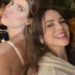 Larissa Bracher Instagram – Essa semana tive a alegria de atuar em uma série nova da @starplusbr . Meus trabalhos me levam a encontrar novos e antigos amigos, e a visitar e revisitar lugares incríveis. Tivemos gravações em Itacoatiara, lugar onde passei muitos verões e alegrias, na casa de uma amiga dos meus pais. Pra minha surpresa, onde era a base da produção?! Ali mesmo, naquele lugar onde achei nunca mais entrar, depois da morte dessa amiga. E de repente, lá estava eu, fazendo o que amo, com pessoas incríveis, em frente ao painel de peixes do artista Bianco.  A vida é mesmo cheia de sincronias…obrigada à querida @vanveiga, pelo convite, a @gubonafe pela direção e alegria e @antonio.irivan pela condução harmoniosa da produção. #atriz #serie #audiovisual #starplusbr