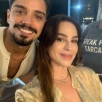 Larissa Bracher Instagram - Essa semana tive a alegria de atuar em uma série nova da @starplusbr . Meus trabalhos me levam a encontrar novos e antigos amigos, e a visitar e revisitar lugares incríveis. Tivemos gravações em Itacoatiara, lugar onde passei muitos verões e alegrias, na casa de uma amiga dos meus pais. Pra minha surpresa, onde era a base da produção?! Ali mesmo, naquele lugar onde achei nunca mais entrar, depois da morte dessa amiga. E de repente, lá estava eu, fazendo o que amo, com pessoas incríveis, em frente ao painel de peixes do artista Bianco. A vida é mesmo cheia de sincronias…obrigada à querida @vanveiga, pelo convite, a @gubonafe pela direção e alegria e @antonio.irivan pela condução harmoniosa da produção. #atriz #serie #audiovisual #starplusbr