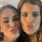 Larissa Bracher Instagram - Essa semana tive a alegria de atuar em uma série nova da @starplusbr . Meus trabalhos me levam a encontrar novos e antigos amigos, e a visitar e revisitar lugares incríveis. Tivemos gravações em Itacoatiara, lugar onde passei muitos verões e alegrias, na casa de uma amiga dos meus pais. Pra minha surpresa, onde era a base da produção?! Ali mesmo, naquele lugar onde achei nunca mais entrar, depois da morte dessa amiga. E de repente, lá estava eu, fazendo o que amo, com pessoas incríveis, em frente ao painel de peixes do artista Bianco. A vida é mesmo cheia de sincronias…obrigada à querida @vanveiga, pelo convite, a @gubonafe pela direção e alegria e @antonio.irivan pela condução harmoniosa da produção. #atriz #serie #audiovisual #starplusbr