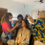 Larissa Bracher Instagram - Essa semana tive a alegria de atuar em uma série nova da @starplusbr . Meus trabalhos me levam a encontrar novos e antigos amigos, e a visitar e revisitar lugares incríveis. Tivemos gravações em Itacoatiara, lugar onde passei muitos verões e alegrias, na casa de uma amiga dos meus pais. Pra minha surpresa, onde era a base da produção?! Ali mesmo, naquele lugar onde achei nunca mais entrar, depois da morte dessa amiga. E de repente, lá estava eu, fazendo o que amo, com pessoas incríveis, em frente ao painel de peixes do artista Bianco. A vida é mesmo cheia de sincronias…obrigada à querida @vanveiga, pelo convite, a @gubonafe pela direção e alegria e @antonio.irivan pela condução harmoniosa da produção. #atriz #serie #audiovisual #starplusbr