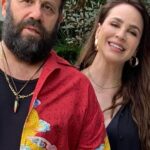 Larissa Bracher Instagram - Essa semana tive a alegria de atuar em uma série nova da @starplusbr . Meus trabalhos me levam a encontrar novos e antigos amigos, e a visitar e revisitar lugares incríveis. Tivemos gravações em Itacoatiara, lugar onde passei muitos verões e alegrias, na casa de uma amiga dos meus pais. Pra minha surpresa, onde era a base da produção?! Ali mesmo, naquele lugar onde achei nunca mais entrar, depois da morte dessa amiga. E de repente, lá estava eu, fazendo o que amo, com pessoas incríveis, em frente ao painel de peixes do artista Bianco. A vida é mesmo cheia de sincronias…obrigada à querida @vanveiga, pelo convite, a @gubonafe pela direção e alegria e @antonio.irivan pela condução harmoniosa da produção. #atriz #serie #audiovisual #starplusbr