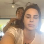 Larissa Bracher Instagram - Essa semana tive a alegria de atuar em uma série nova da @starplusbr . Meus trabalhos me levam a encontrar novos e antigos amigos, e a visitar e revisitar lugares incríveis. Tivemos gravações em Itacoatiara, lugar onde passei muitos verões e alegrias, na casa de uma amiga dos meus pais. Pra minha surpresa, onde era a base da produção?! Ali mesmo, naquele lugar onde achei nunca mais entrar, depois da morte dessa amiga. E de repente, lá estava eu, fazendo o que amo, com pessoas incríveis, em frente ao painel de peixes do artista Bianco. A vida é mesmo cheia de sincronias…obrigada à querida @vanveiga, pelo convite, a @gubonafe pela direção e alegria e @antonio.irivan pela condução harmoniosa da produção. #atriz #serie #audiovisual #starplusbr
