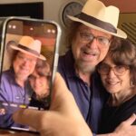 Larissa Bracher Instagram - 55 anos juntos não é um feito para qualquer casal! Uma existência de união, amor pela arte e proteção. Parabéns e obrigada, meus bons pai e mãe. Amo vcs infinitamente. Eu e minha irmã somos muito felizes por termos vindo deste encontro. #bodas #55anosdecasados