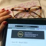 Larissa Bracher Instagram - Que nós mulheres tenhamos cada vez mais força para sermos quem quisermos e pudermos ser. Estou muito feliz por ter uma nova certificação internacional, de coordenação de intimidade. Essa nova e necessária função que inibe qq tipo de assédio e desigualdade entre gêneros, nos ambientes do audiovisual. Me sinto forte tb, qdo educo meu filho de forma feminista e qdo admiro, louvo e reconheço a força de outras mulheres ( as que nasceram mulheres, e as que se reconhecem como tal). Parceiras de 8M, me uno a todas voces, numa só voz, na luta por melhores tempos! #8M #diainternacionaldamulher #luta