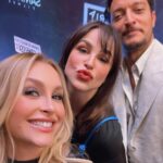 Larissa Bracher Instagram - Lançamento do filme “A Confissão”, último da trilogia sobre o crime que mobilizou o país, o caso Richtoffen. Fiz a Preparação de elenco dos 3!! Nesse último, tb, a coordenação de intimidade. Me comove muito estar com a equipe vendo o resultado na telona! Me emociona o jeito que especialmente, o elenco, vem falar comigo. Só Nós sabemos o que foi estruturado em sala de ensaio e que ficou nos personagens. Lembro de cada filmagem, cada respiração, cada gesto, cada “mais daquilo”, “menos disso”, “vai fundo”, “aposta no q está fazendo”, “mais energia aqui”, “mais jogado fora acolá”, “fica de mãos dadas comigo”, “vc vai conseguir”… !o trabalho da preparação é silencioso e invisível ao grande público. É um trabalho estruturante, ligado diretamente ao que se vê nas telas, à direção de atores, porém, suas linhas e manobras permanecem impalpáveis e inaudíveis. O figurino se vê, a direção de arte se vê, o visagismo se vê. A preparação não. somos uma função cada vez mais necessária. Obrigada a toda equipe maravilhosa desse filme!!! Obrigada em especial ao elenco. A cada um de vcs que veio me abraçar num dia tao importante! O filme está maravilhoso! Parabéns @santaritafilmes @mauricioeca @ilanacasoy @raphael_montes @dedourado @nicole.nativa @mbritobeauty @galeriadistribuidora @amazonprime meu agradecimento especial à minha amiga @lugalvao_beauty que me arrumou p essa noite, e meu amor @paulinhomoska