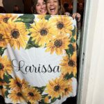 Larissa Bracher Instagram - Quem me acompanha por aqui sabe que eu realmente tenho rede social de afetos. Eu nao posto toda semana (e meu algoritmo me lembra isso toda hora..rs), mas quando posso, Converso c amigos e pessoas que não conheço, no insta. Essa foto é uma homenagem a todos com quem falo por aqui, que me acompanham, torcem por mim e já são importantes na minha vida! Recebo tanto carinho que nem sei! 😆 olhem esse presente que a @rosileniblancopsicologa fez pra mim. Amo quando as pessoas pensam em mim com o símbolo do girassol, essa música que eu tanto amo “girassol da cor de seu cabelo”… obrigada ao carinho “inbox”..🥳😆 #afeto
