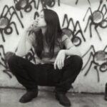 Larissa Bracher Instagram - De quando eu jurava ser a encarnação do Jim Morrison e minha irmã me usava de cobaia para os trabalhos no jornalismo…😆