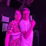 Larissa Bracher Instagram - Flagra do amigo-irmão @andre_abujamra nos bastidores do show de aniversário do outro amigo-irmão @oficialchicocesar ! Eu e meu amigo-paixão @paulinhomoska 🥰