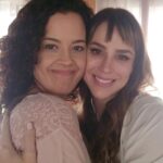 Larissa Bracher Instagram - #tbt de quando fui muito feliz atuando na novela “A regra do jogo”. Minha personagem entrou na trama procurando pelo marido (@carmodallavecchia )que havia perdido a memória depois de um trágico acidente. Só que ele havia refeito sua vida com outra mulher (@maevejinkings ) e aí dava-se o drama. Eu e meus amados amigos Maeve e Carmo nos divertimos bastante nos bastidores. Saudadeee! Texto do incrível João Emanuel Carneiro e direção geral de @amoramautner .2016 #tvglobo #aregradojogo #atriz
