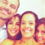 Larissa Bracher Instagram - #tbt de quando fui muito feliz atuando na novela “A regra do jogo”. Minha personagem entrou na trama procurando pelo marido (@carmodallavecchia )que havia perdido a memória depois de um trágico acidente. Só que ele havia refeito sua vida com outra mulher (@maevejinkings ) e aí dava-se o drama. Eu e meus amados amigos Maeve e Carmo nos divertimos bastante nos bastidores. Saudadeee! Texto do incrível João Emanuel Carneiro e direção geral de @amoramautner .2016 #tvglobo #aregradojogo #atriz