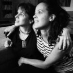 Larissa Bracher Instagram - #tbt de quando fui muito feliz atuando na novela “A regra do jogo”. Minha personagem entrou na trama procurando pelo marido (@carmodallavecchia )que havia perdido a memória depois de um trágico acidente. Só que ele havia refeito sua vida com outra mulher (@maevejinkings ) e aí dava-se o drama. Eu e meus amados amigos Maeve e Carmo nos divertimos bastante nos bastidores. Saudadeee! Texto do incrível João Emanuel Carneiro e direção geral de @amoramautner .2016 #tvglobo #aregradojogo #atriz