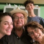 Larissa Bracher Instagram - São 83 anos hoje! Meu bom pai @ateliecasabracher completa mais um dezembro com sua imensa alegria e bom humor! Quem tem o privilégio de conviver com ele sabe do que estou falando… um grande salve para esse grande homem e artista que ensina muito sobre o bem viver com amor. Te amo