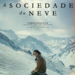 Larissa Bracher Instagram - Eu e @paulinhomoska temos o trato de assistir diariamente, a 1 filme ou série. Então, toda vez que indico alguma obra por aqui é pq adoramos algo de uma triagem muito vasta. Corram p assistir “a sociedade da neve”, na netflix. Trata-se de um longa baseado na tragédia/milagre do acidente aéreo de 1972 ocorrido com a equipe uruguaia de rugbi. O título é perfeito porque o filme é sobre parceria, consentimento, respeito, solidariedade e generosidade numa situação no mínimo, impensável. Na outra foto, @ateliecasabracher fazendo o retrato de um dos sobreviventes do acidente, o maravilhoso @nandoparradoofficial , que foi a Ouro preto depois de conhecer meus pais. #nandoparrado #fernandoparrado #sociedadedaneve #netflix #carlosbracher #bracher