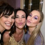 Larissa Bracher Instagram - Aniversário dessa talentosa e amada amiga @carladiaz ! Por pouco não estivemos juntas em chiquititas, Mas foi nos 3 filmes que fizemos juntas- eu como preparadora de elenco, ela como atriz (a menina que matou os pais, o menino que matou meus pais e a confissão) que tive o prazer de conviver com essa luz maravilhosa de pessoa! Na festa, encontrei amigos das 2 “famílias” em comum: a família Chiquititas (representada por minha amiga e comadre @flaviamonteiro ) e a família da trilogia dos filmes. Amei estar c vcs todos! Seja muito, muito feliz, amada Carlinha! #carladiaz #carladiazon #chiquititas