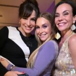 Larissa Bracher Instagram - Aniversário dessa talentosa e amada amiga @carladiaz ! Por pouco não estivemos juntas em chiquititas, Mas foi nos 3 filmes que fizemos juntas- eu como preparadora de elenco, ela como atriz (a menina que matou os pais, o menino que matou meus pais e a confissão) que tive o prazer de conviver com essa luz maravilhosa de pessoa! Na festa, encontrei amigos das 2 “famílias” em comum: a família Chiquititas (representada por minha amiga e comadre @flaviamonteiro ) e a família da trilogia dos filmes. Amei estar c vcs todos! Seja muito, muito feliz, amada Carlinha! #carladiaz #carladiazon #chiquititas