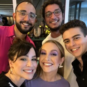 Larissa Bracher Instagram - Aniversário dessa talentosa e amada amiga @carladiaz ! Por pouco não estivemos juntas em chiquititas, Mas foi nos 3 filmes que fizemos juntas- eu como preparadora de elenco, ela como atriz (a menina que matou os pais, o menino que matou meus pais e a confissão) que tive o prazer de conviver com essa luz maravilhosa de pessoa! Na festa, encontrei amigos das  2 “famílias” em comum: a família Chiquititas (representada por minha amiga e comadre @flaviamonteiro ) e a família da trilogia dos filmes. Amei estar c vcs todos! Seja muito, muito feliz, amada Carlinha! #carladiaz #carladiazon #chiquititas