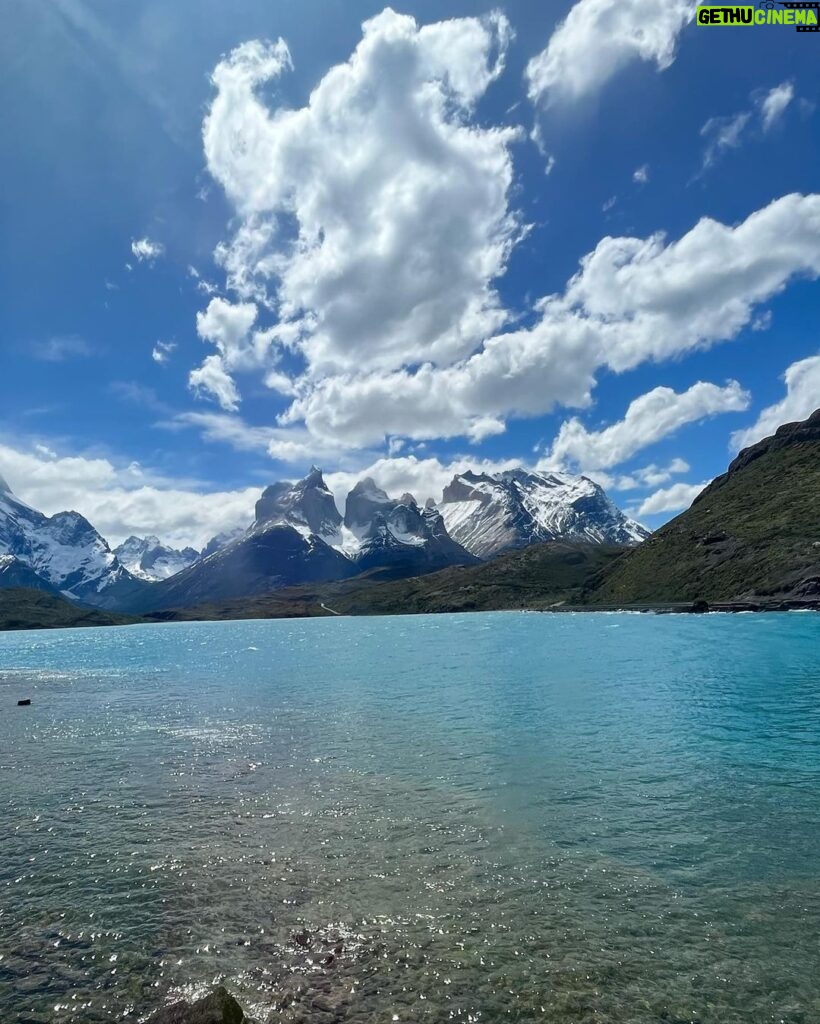 Larissa Bracher Instagram - Cruzando fronteiras na melhor companhia! @paulinhomoska @shackleton_solo #patagoniachile #patagoniaargentina #torresdelpaine #puertonatales Torres Del Paine, Patagonia, Chile