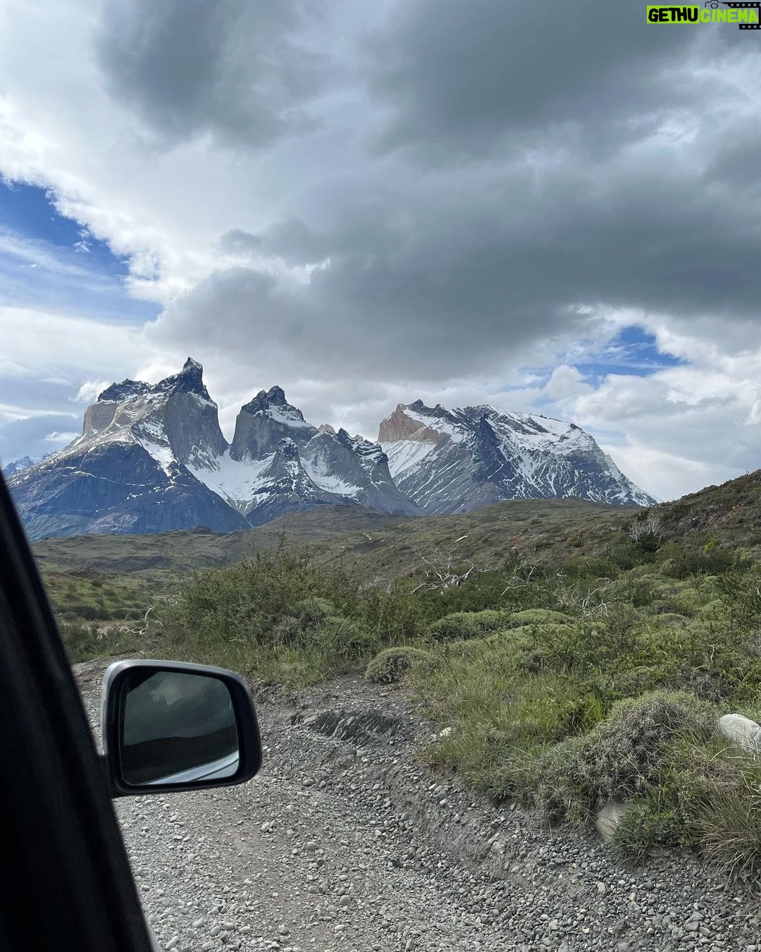 Larissa Bracher Instagram - Cruzando fronteiras na melhor companhia! @paulinhomoska @shackleton_solo #patagoniachile #patagoniaargentina #torresdelpaine #puertonatales Torres Del Paine, Patagonia, Chile